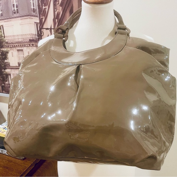 Agnes B enamel leather shoulder bag - Picture 2 of 13